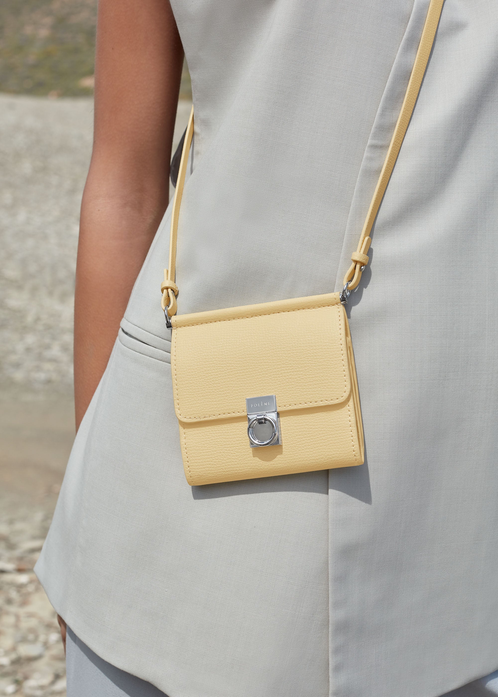 Crossbody Portemonnaie Numéro Sept - Gelb Genarbtes Leder
