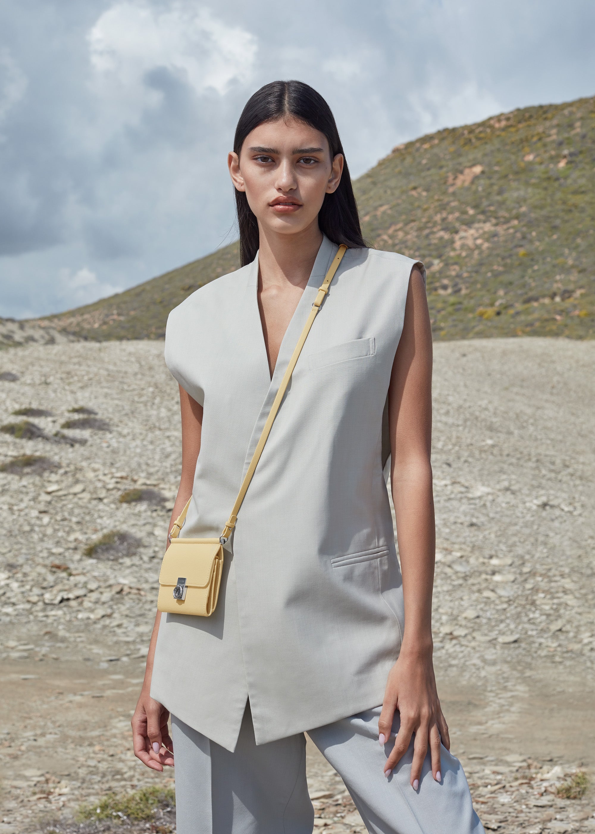 Crossbody Portemonnaie Numéro Sept - Gelb Genarbtes Leder